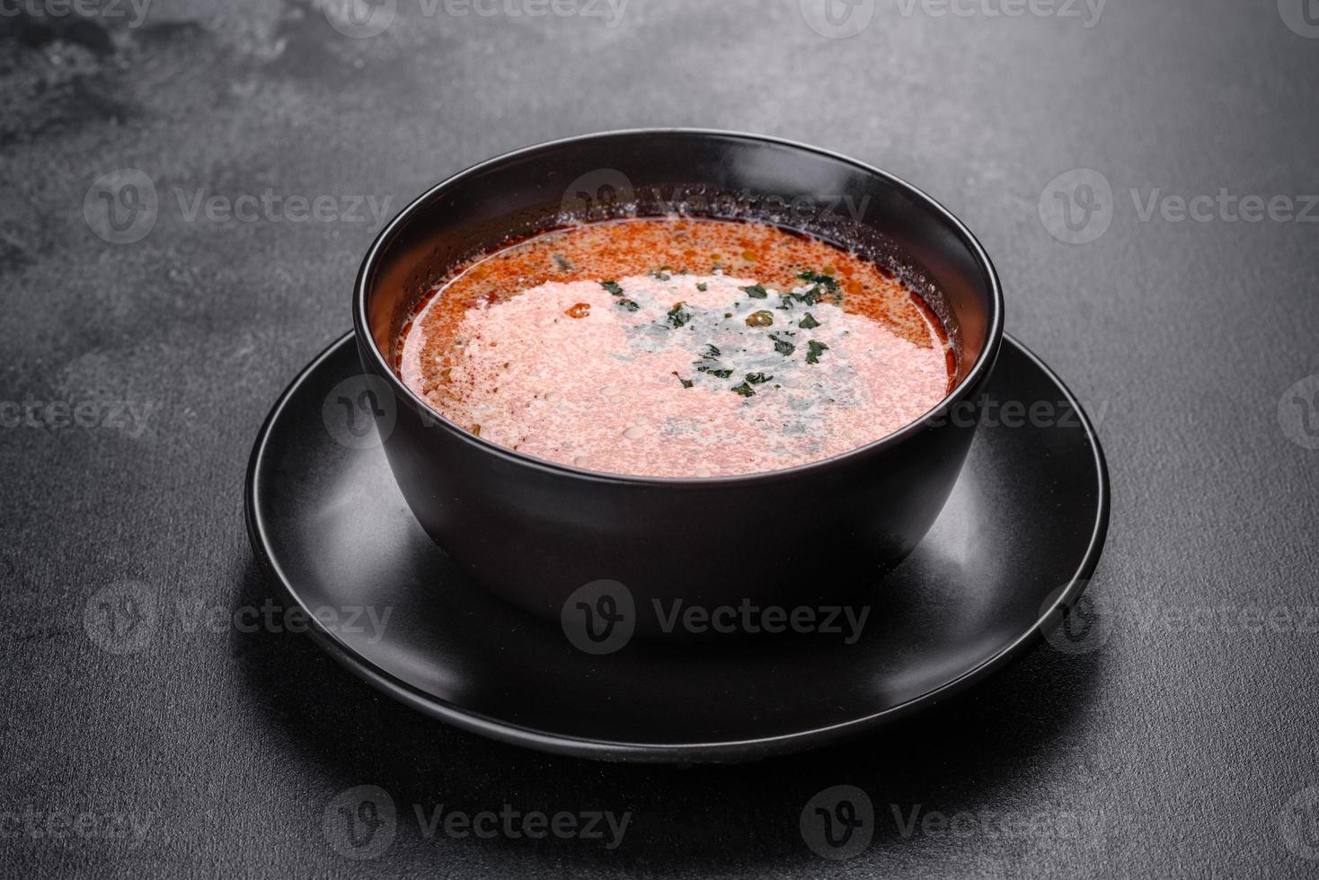 saborosa sopa fresca picante da malásia tom inhame com tomate foto