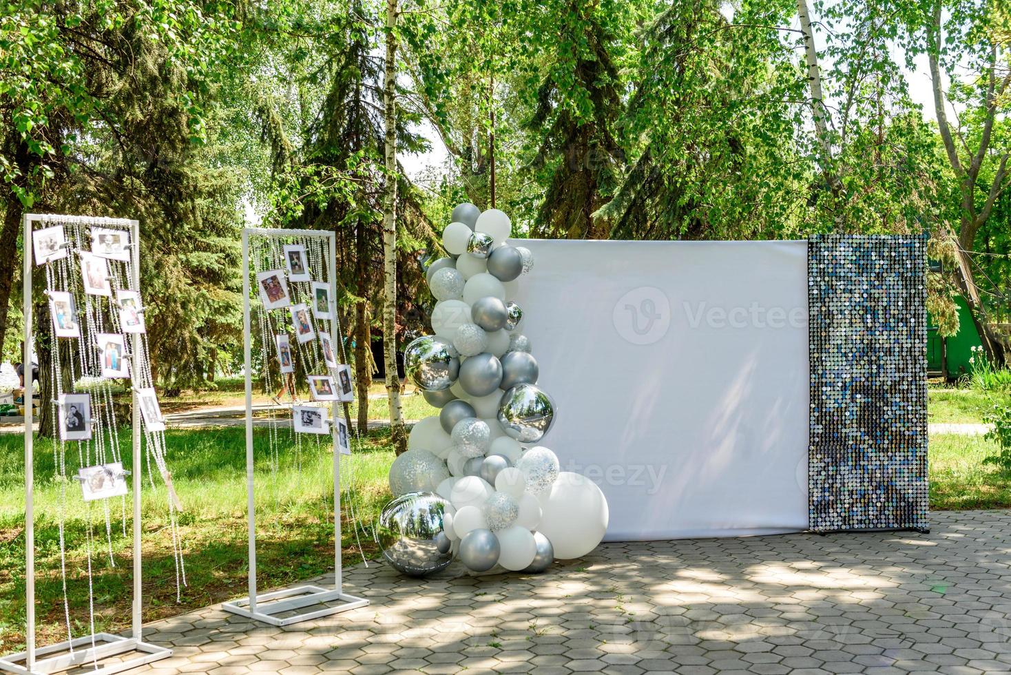 bela composição para uma cerimônia de casamento em um parque na costa do oceano foto