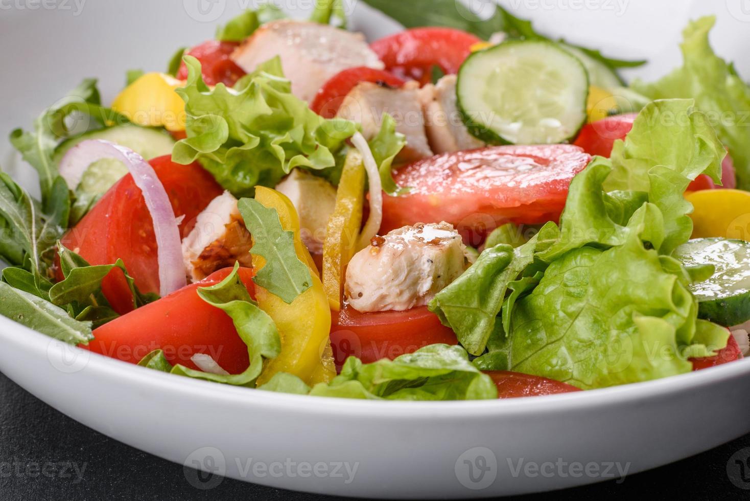 deliciosa salada fresca com frango, tomate, pepino, cebola e verduras com azeite de oliva foto