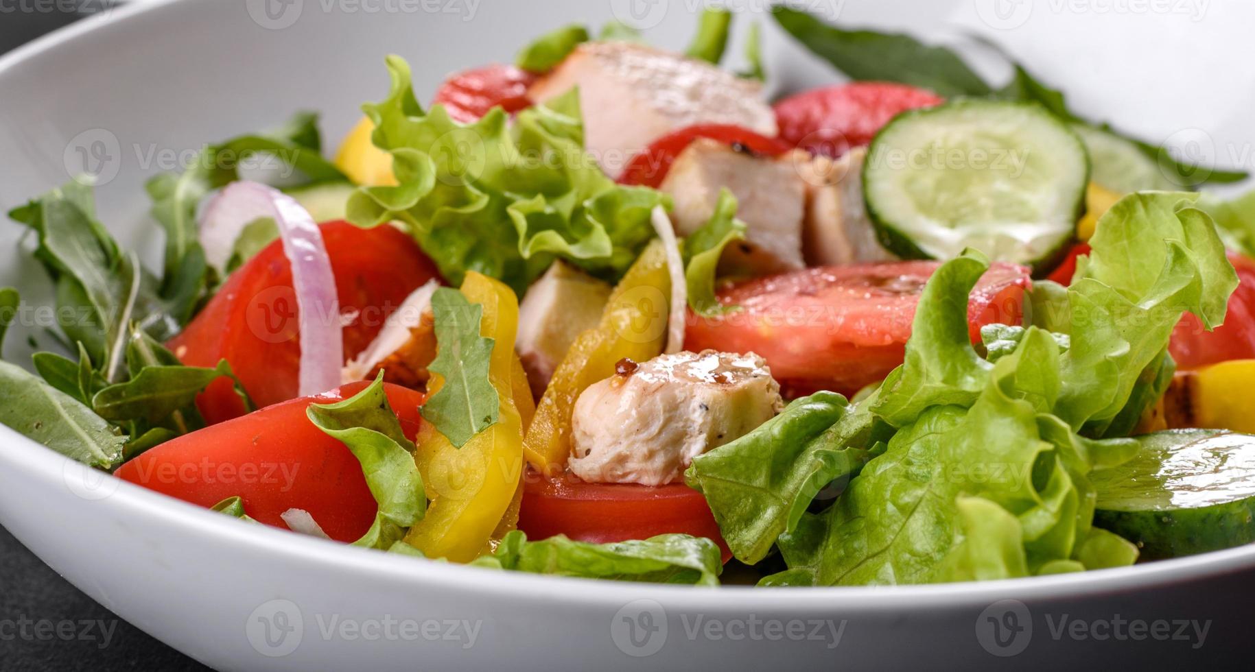 deliciosa salada fresca com frango, tomate, pepino, cebola e verduras com azeite de oliva foto