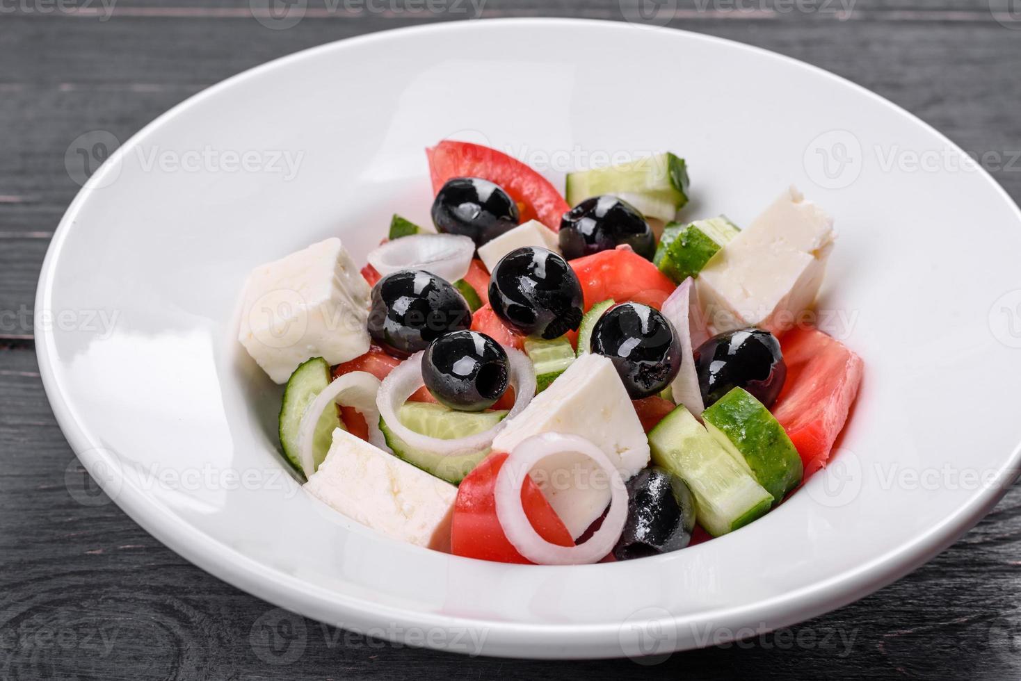 deliciosa salada grega fresca com tomate, pepino, cebola e azeitonas com azeite de oliva foto