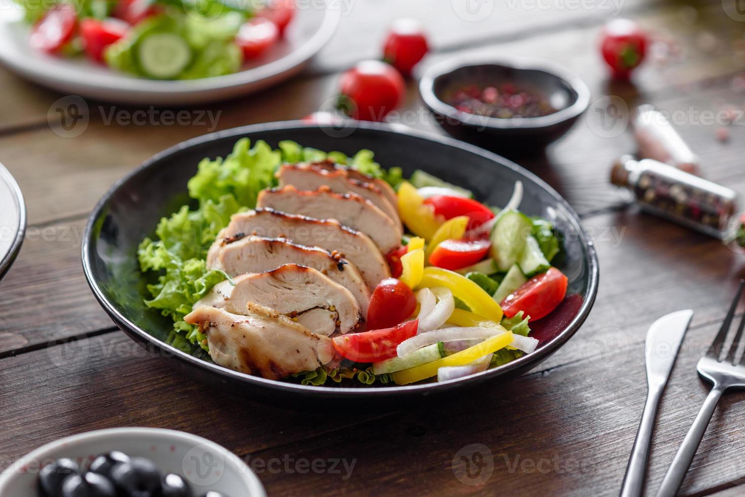 deliciosa salada fresca com frango, tomate, pepino, cebola e verduras com azeite de oliva foto