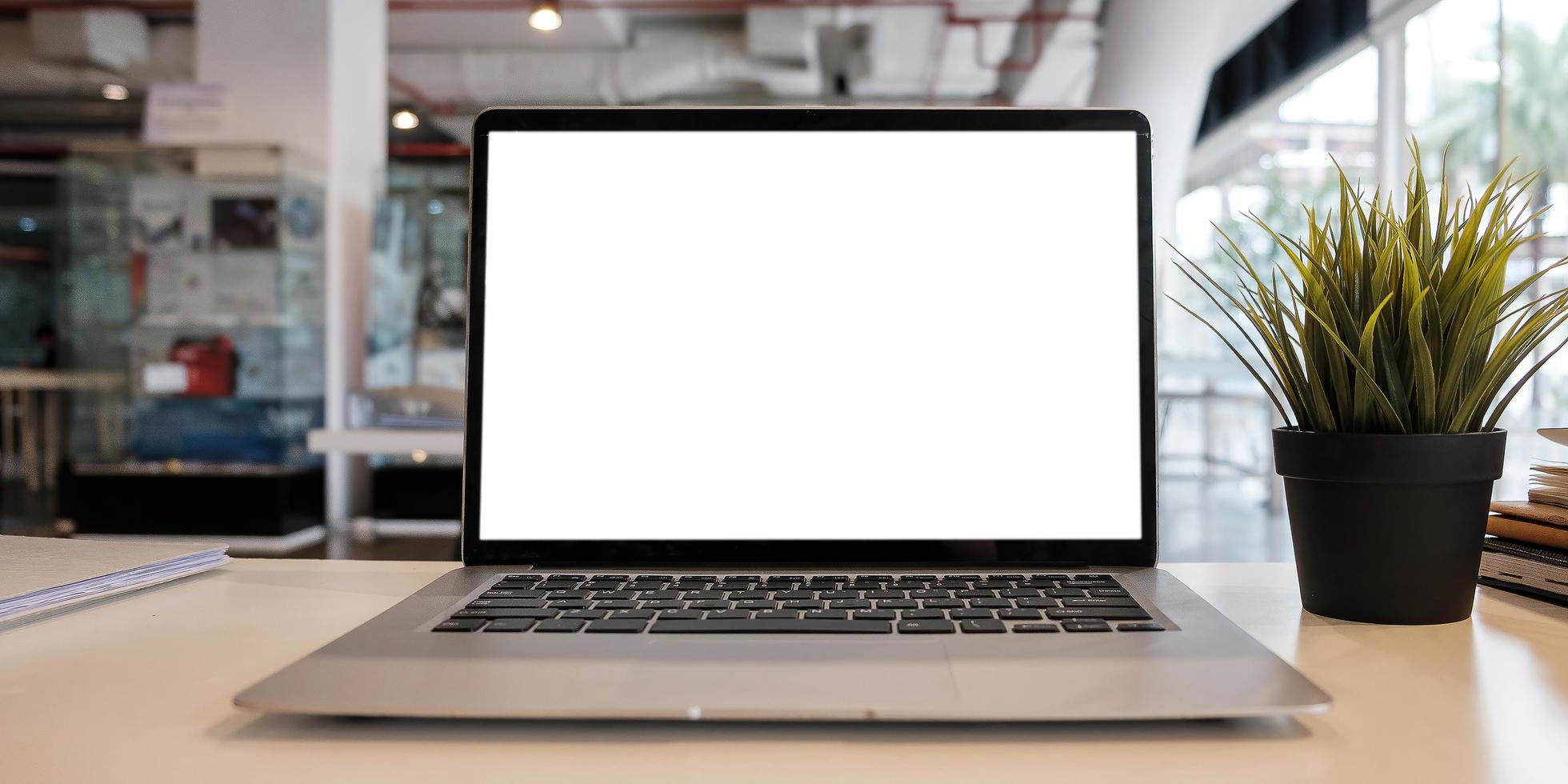 laptop com tela em branco foto