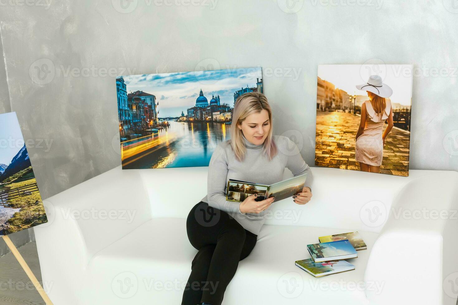 mulher dentro estúdio com foto tela de pintura