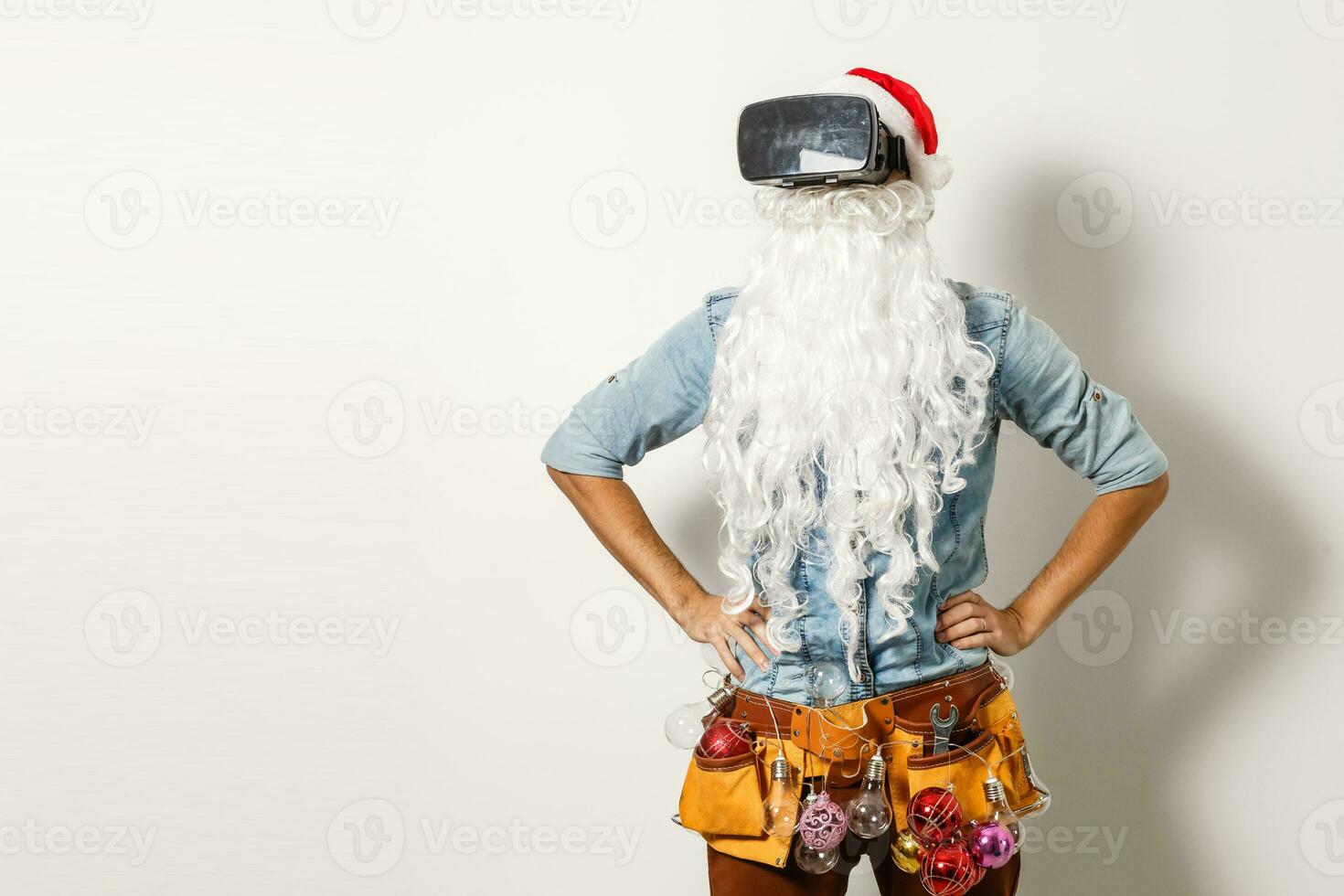 santa claus vestindo virtual realidade óculos, em uma branco fundo. Natal foto