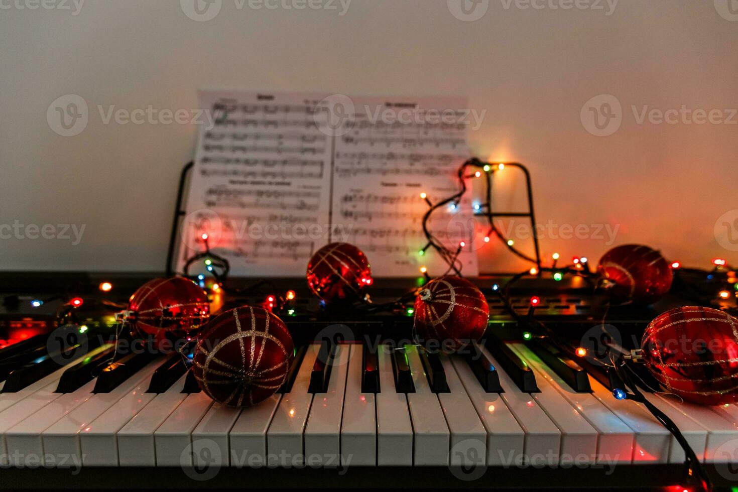 uma piano com Natal luzes e árvore foto