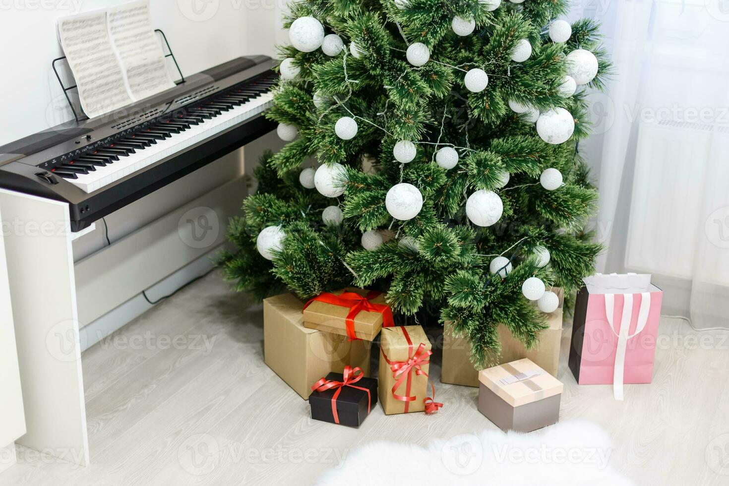 uma piano com Natal luzes e árvore foto