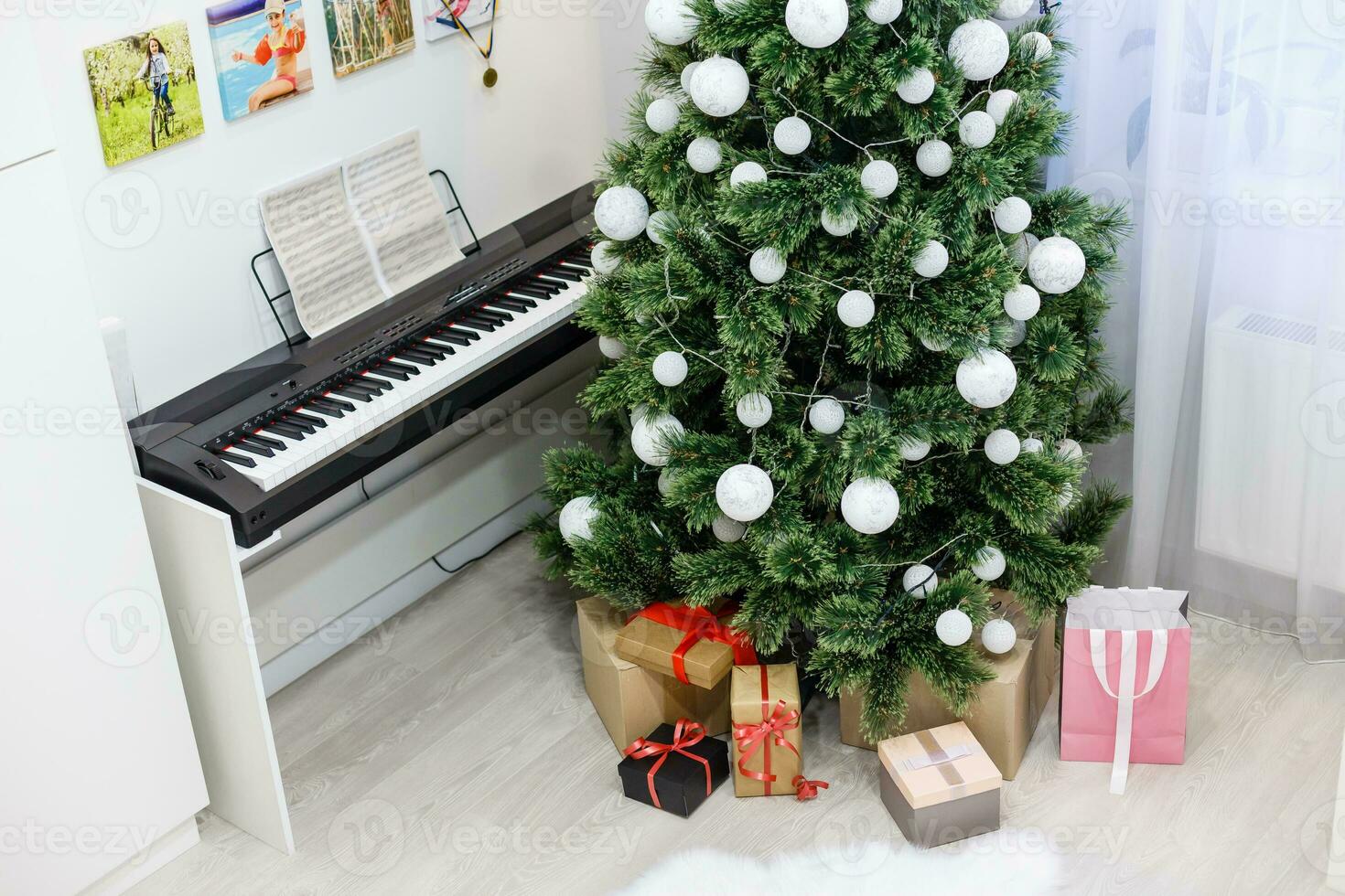 uma piano com Natal luzes e árvore foto