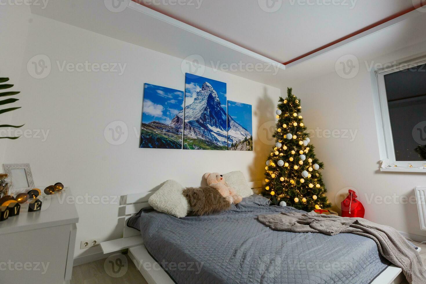 iluminado Natal árvore decorado dentro moderno vivo quarto foto