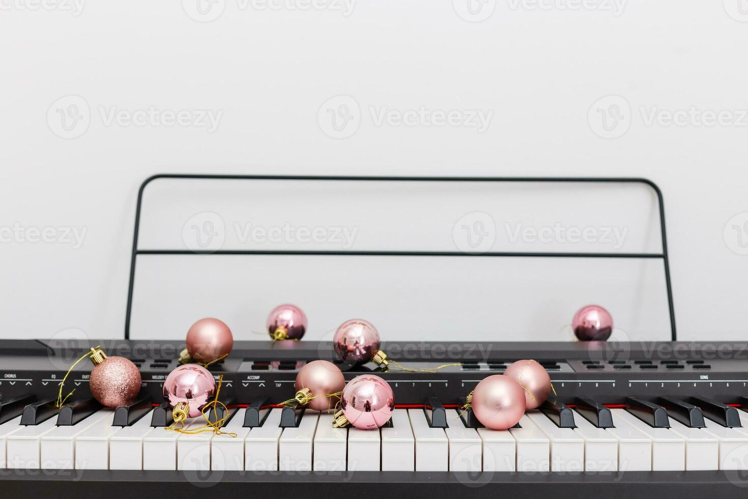 uma piano com Natal luzes e árvore foto