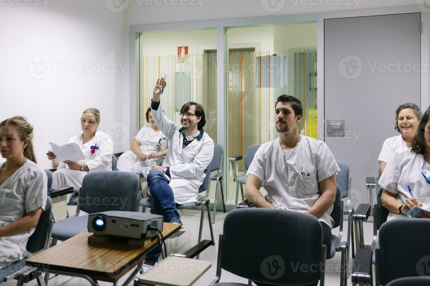 médicos discutindo dentro encontro às borda quarto foto