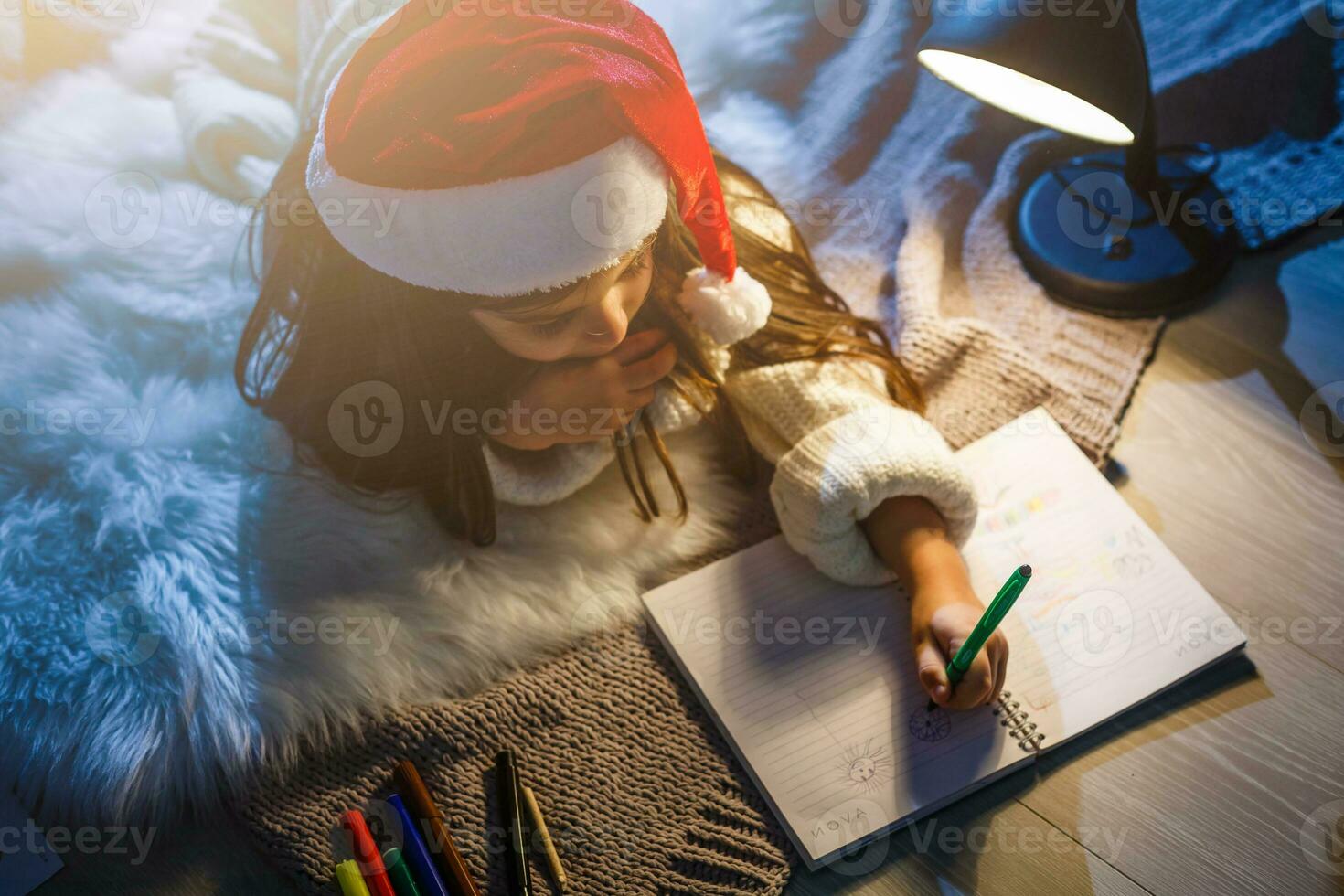 fofa pequeno menina dentro a santa claus chapéu foto