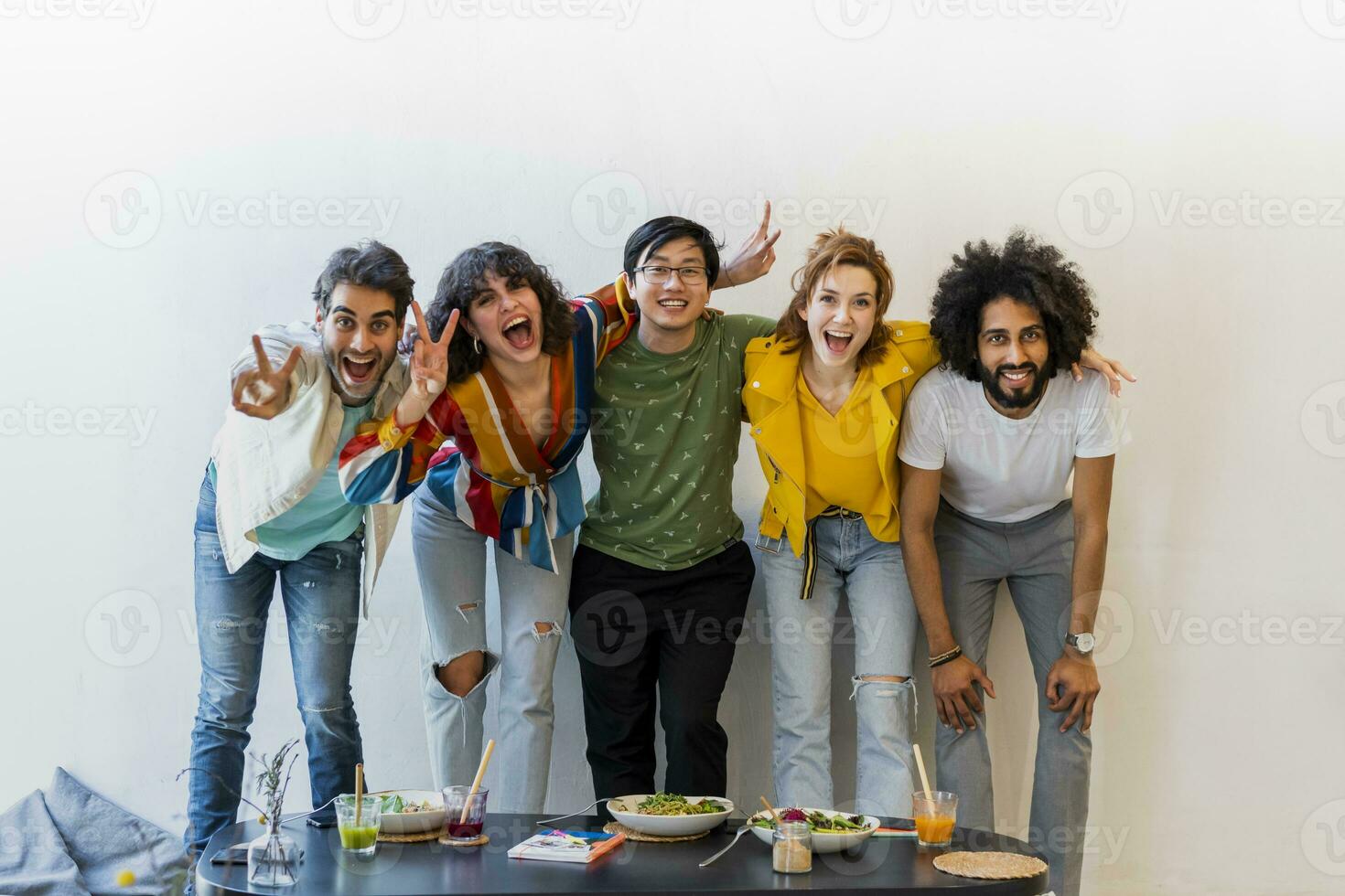 retrato do feliz grupo do amigos dentro uma restaurante foto