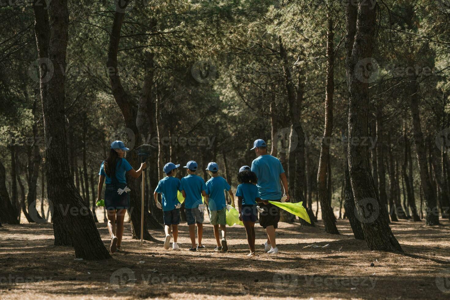 grupo do voluntários colecionar lixo dentro uma parque foto