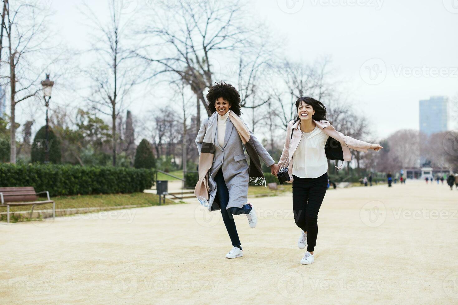 Espanha, barcelona, dois exuberante mulheres corrida dentro cidade parque foto