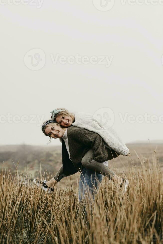 Reino Unido, Escócia, ilha do céu, feliz mulher carregando amigo pegar carona dentro rural panorama foto