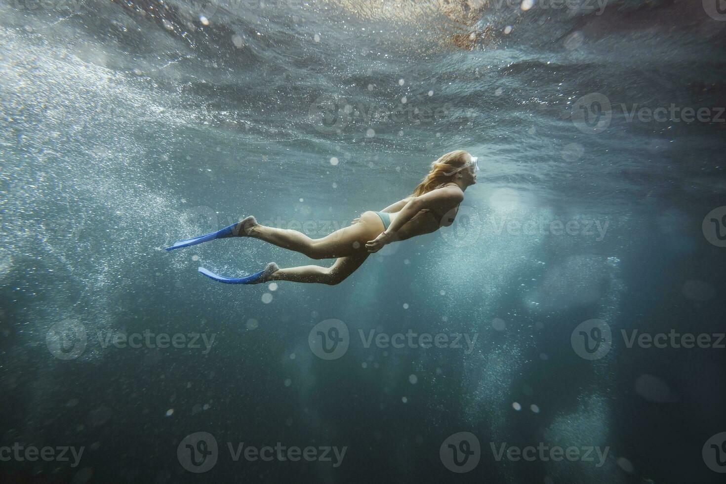 mulher embaixo da agua, gili eu não, gili ilhas, Bali, Indonésia foto