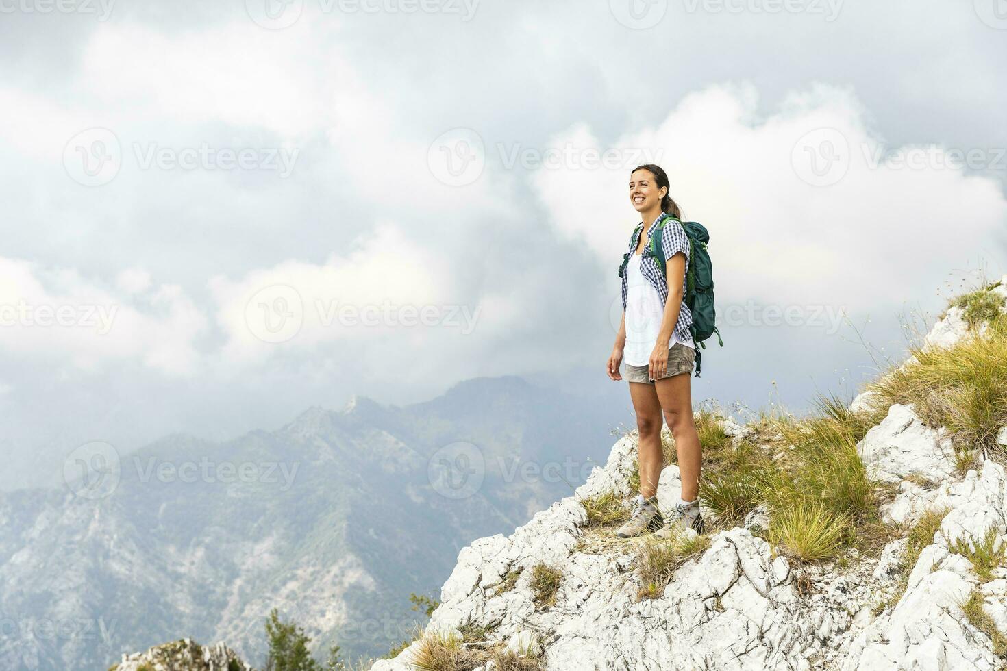 Itália, massa, jovem mulher em topo do a montanha dentro a alpi apuane foto