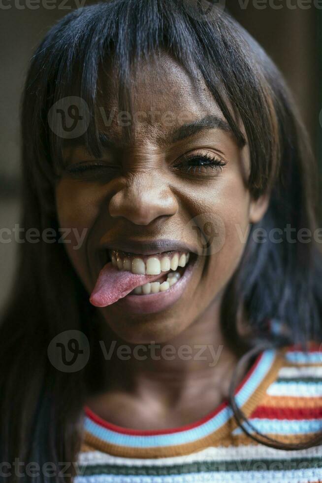 retrato do rindo jovem mulher degola Fora língua foto