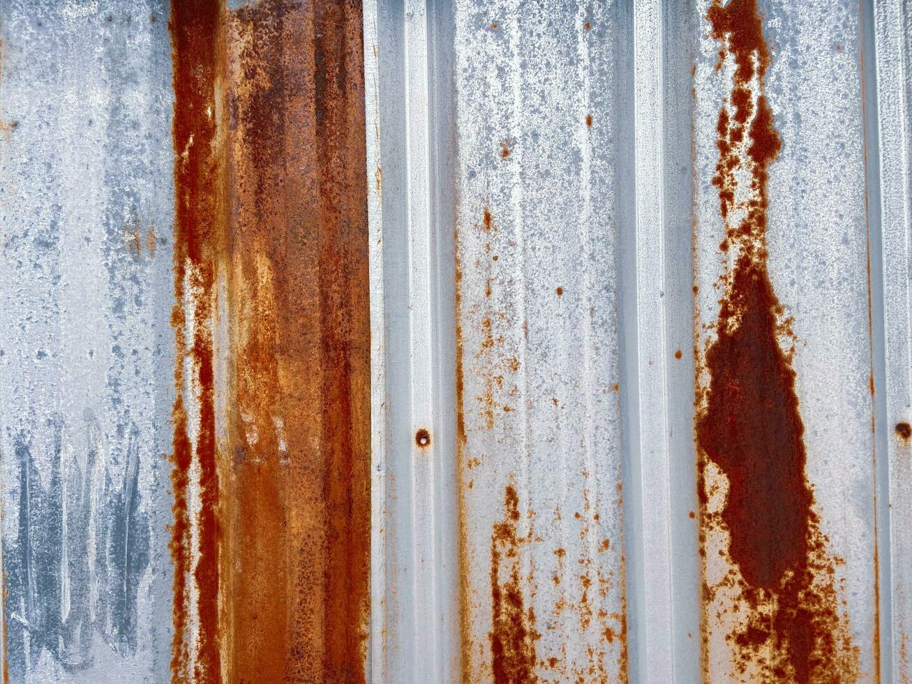 uma oxidado ferro textura fundo. clássico ferrugem metal e sujeira sobreposição vermelho e loiro textura e oxidado metal fundo. vetor textura foto