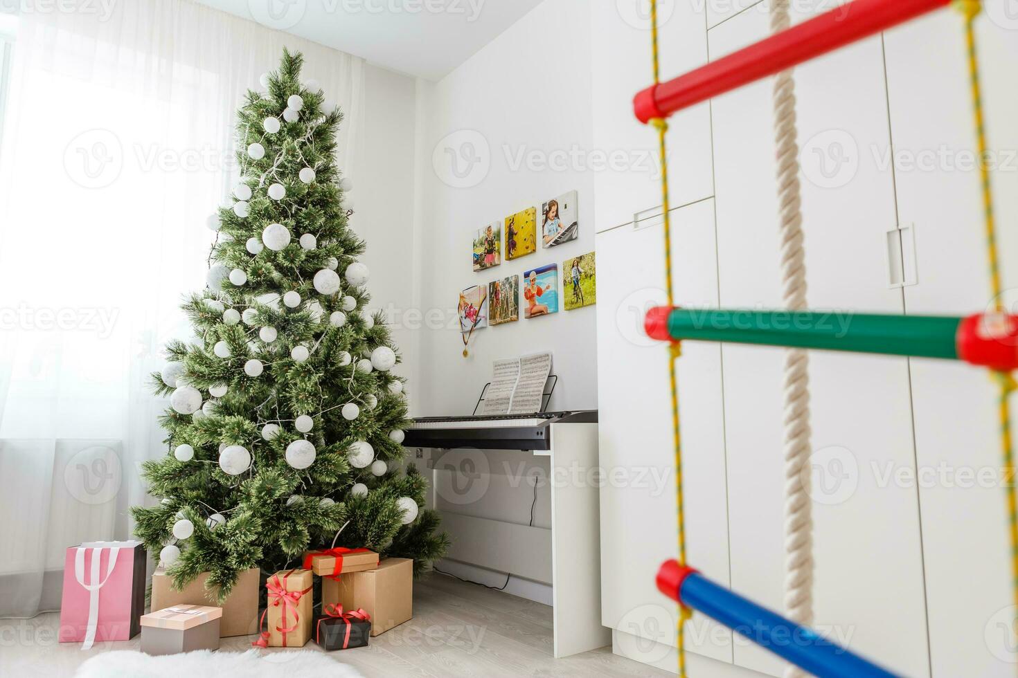 alegre Natal e feliz feriados uma lindo vivo quarto decorado para Natal. foto