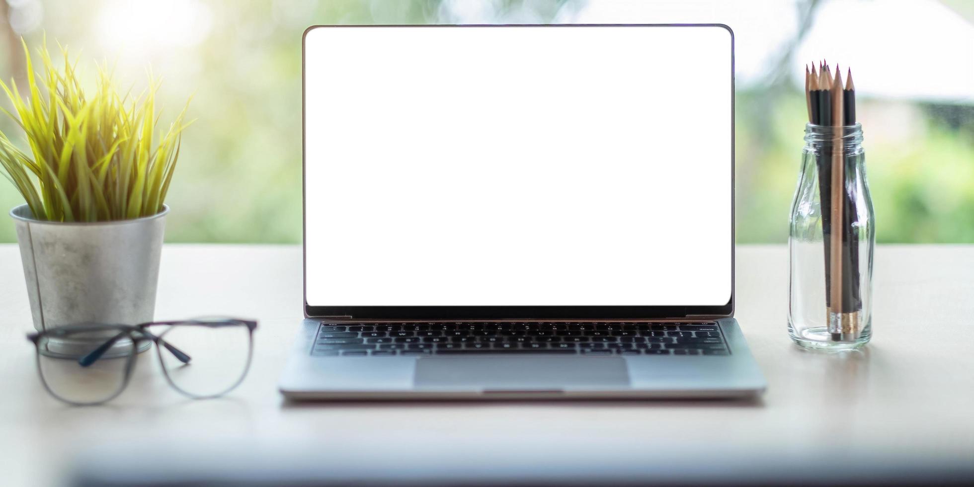 simulação de tablet de tela em branco em sala de escritório moderna foto