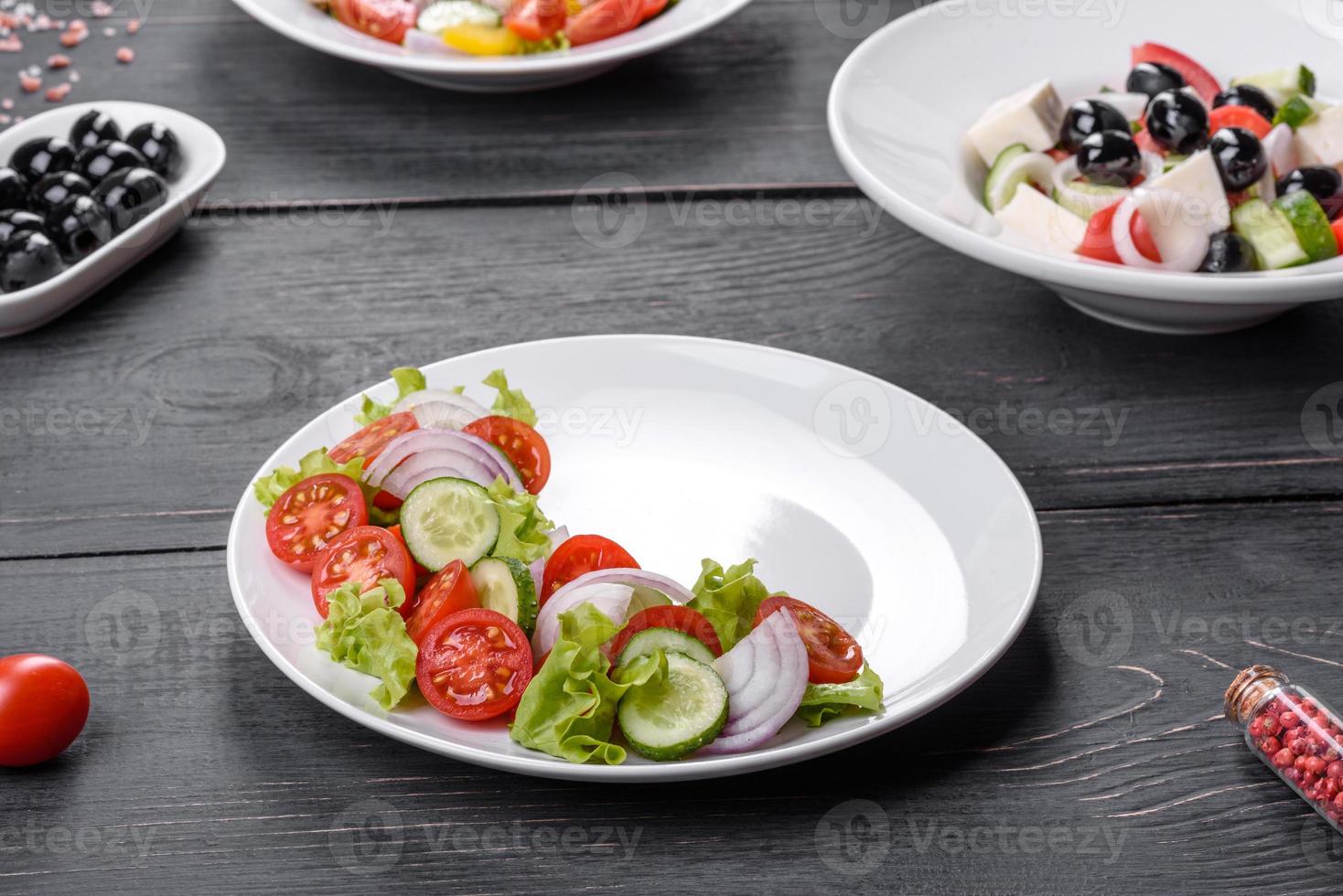 Salada deliciosa com vegetais frescos foto