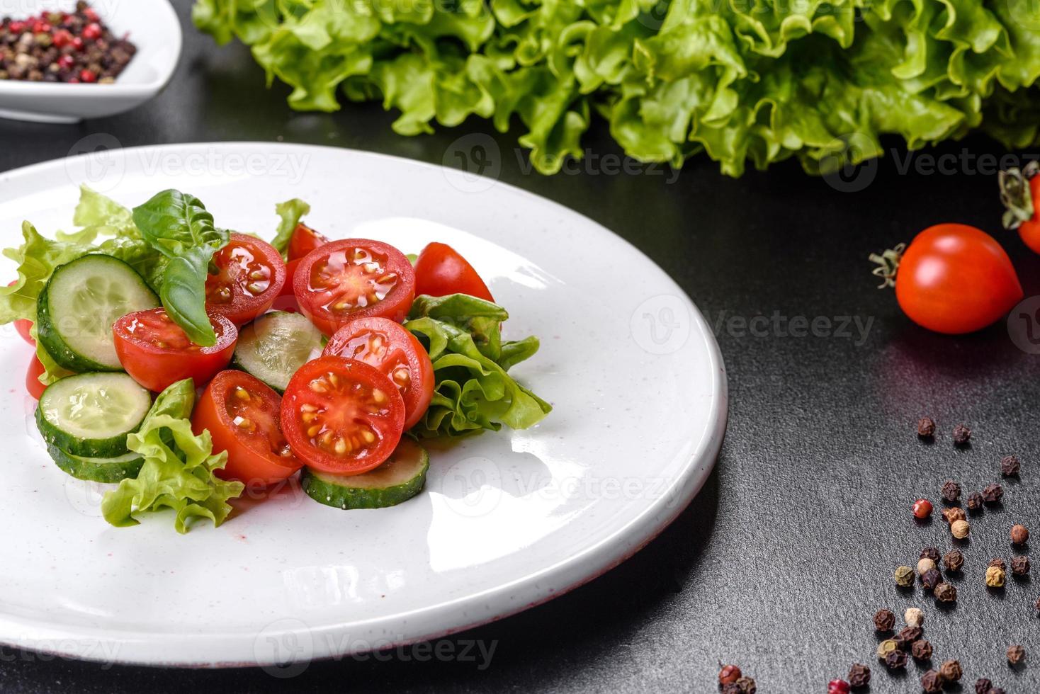 Salada deliciosa com vegetais frescos foto