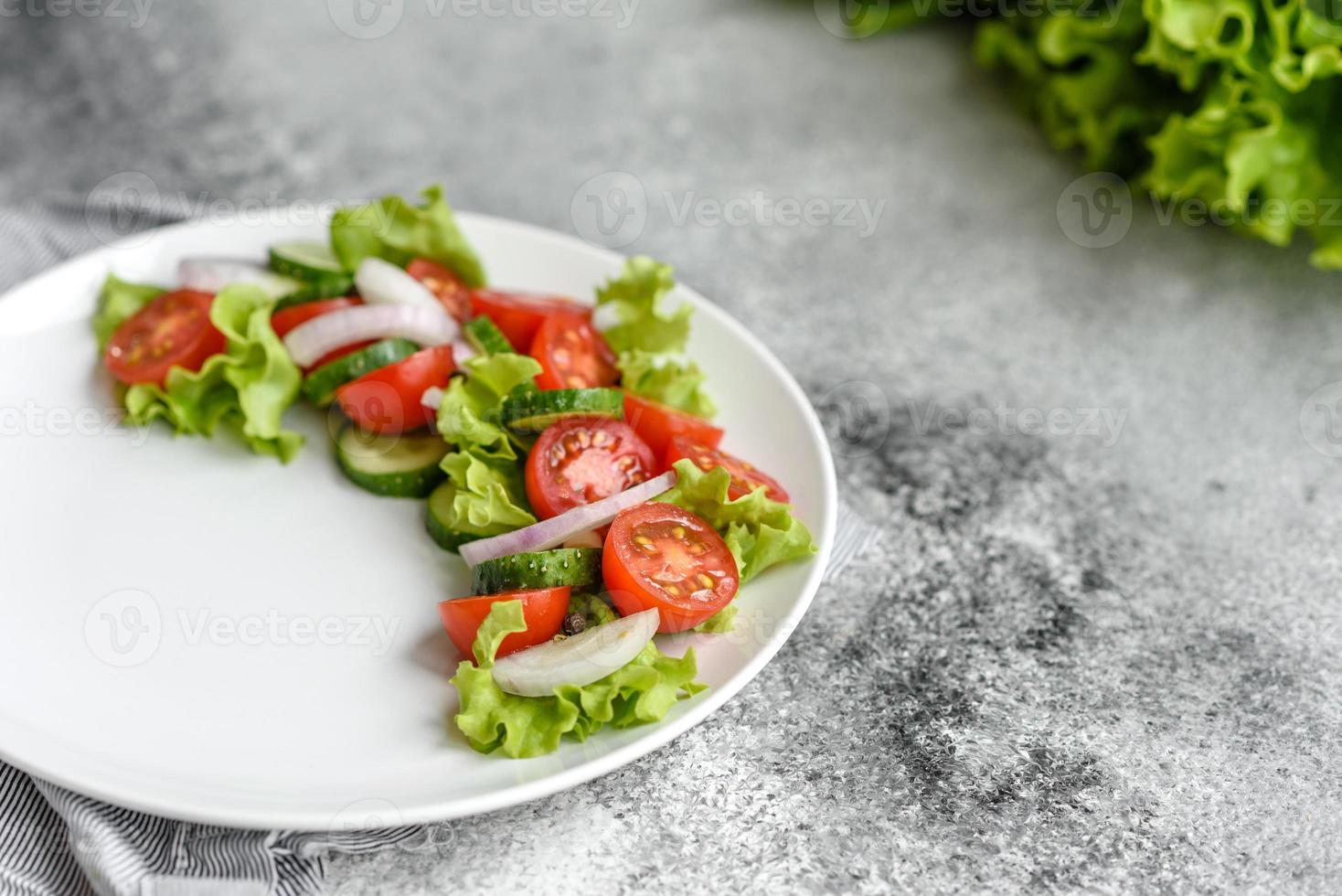 Salada deliciosa com vegetais frescos foto