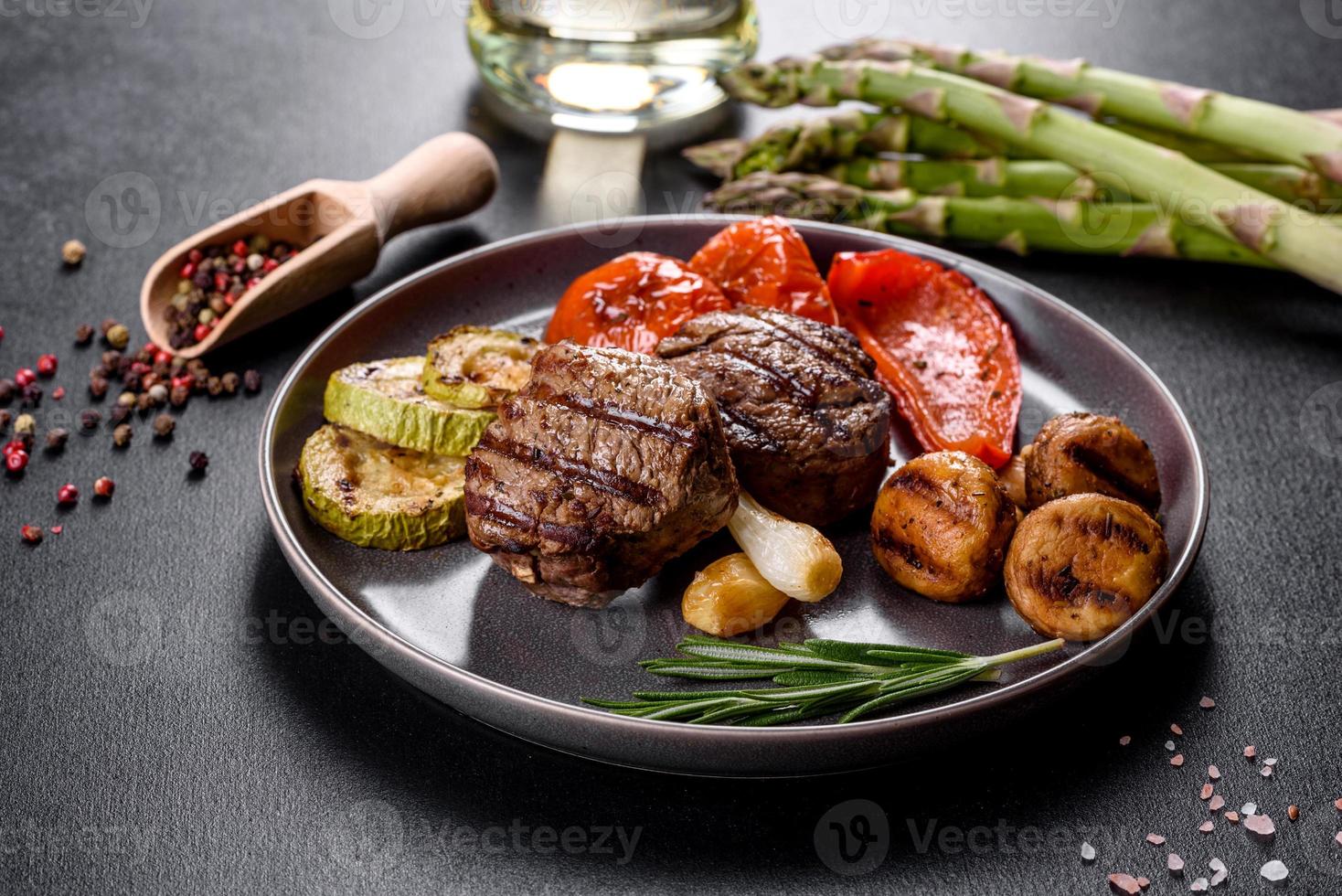 saboroso medalhão de carne assada com vegetais, cogumelos e especiarias foto