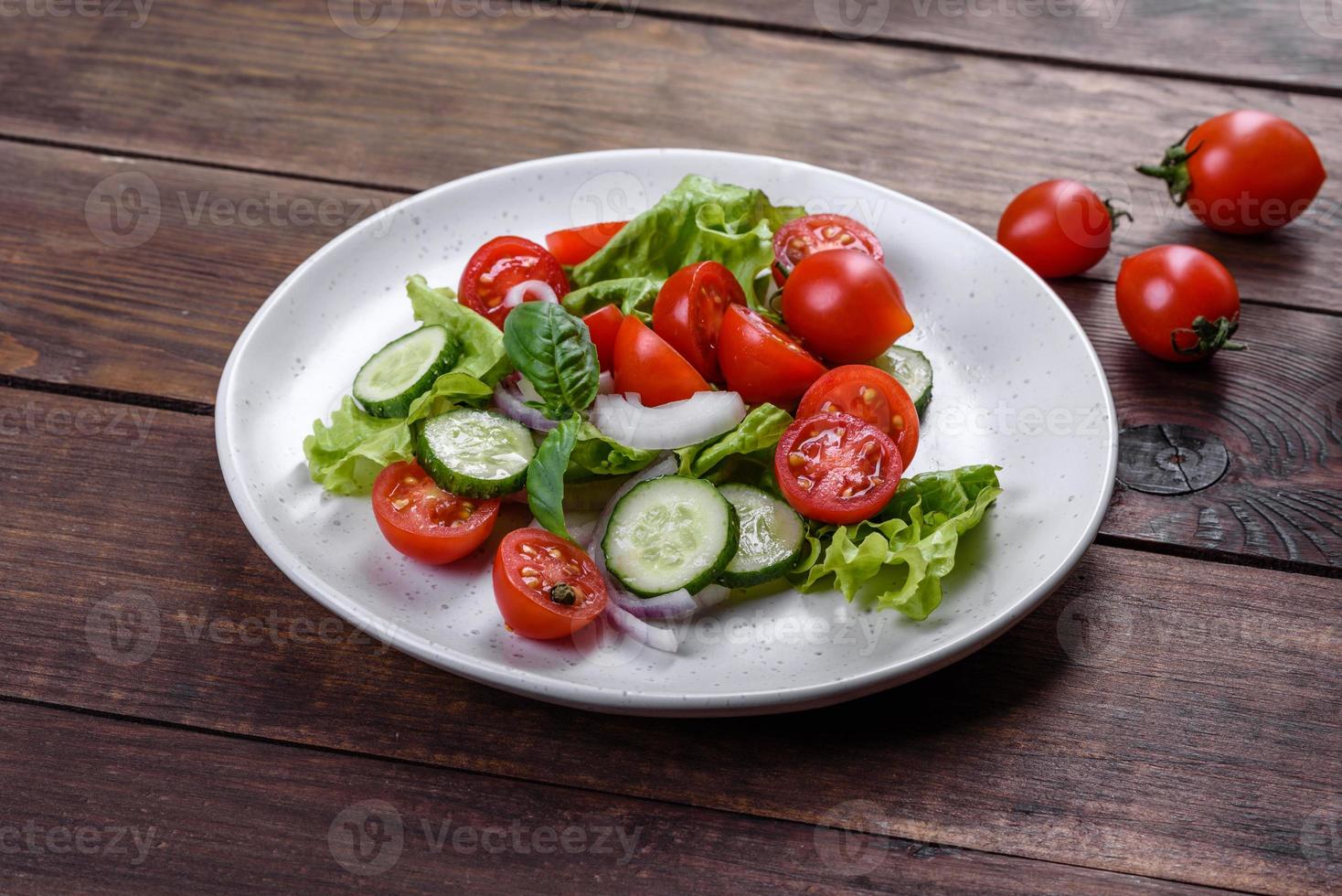 Salada deliciosa com vegetais frescos foto