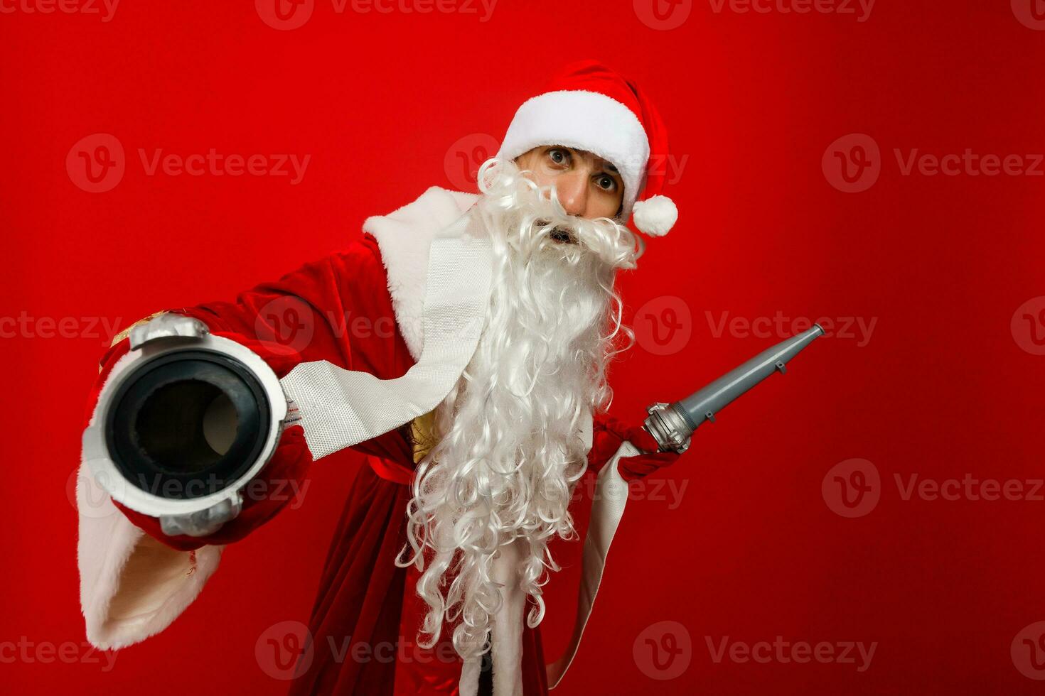 santa claus com fogo extintor. isolado em vermelho fundo foto