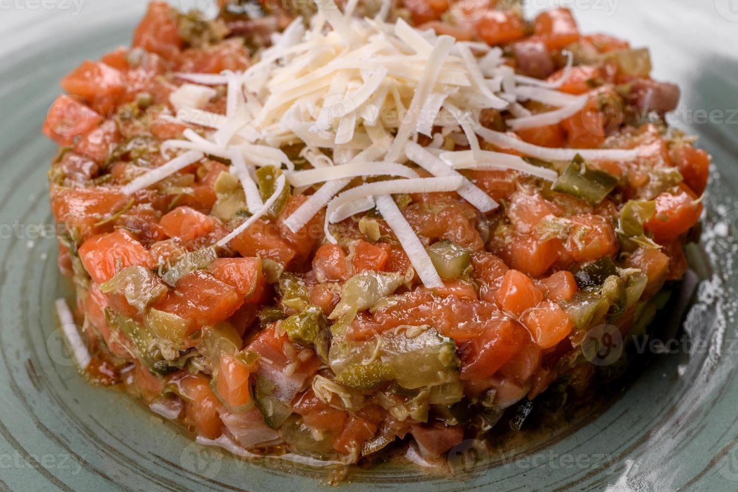 tártaro de salmão cru. Salada de salmão fresco, abacate e rúcula em um anel culinário foto