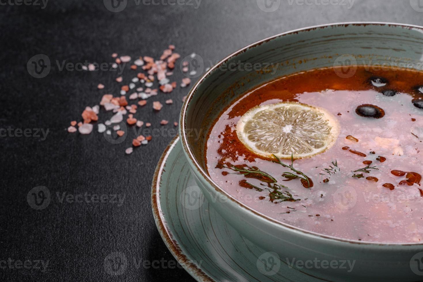 deliciosa sopa quente fresca com tomate e carne em um prato de cerâmica. sopa miscelânea foto