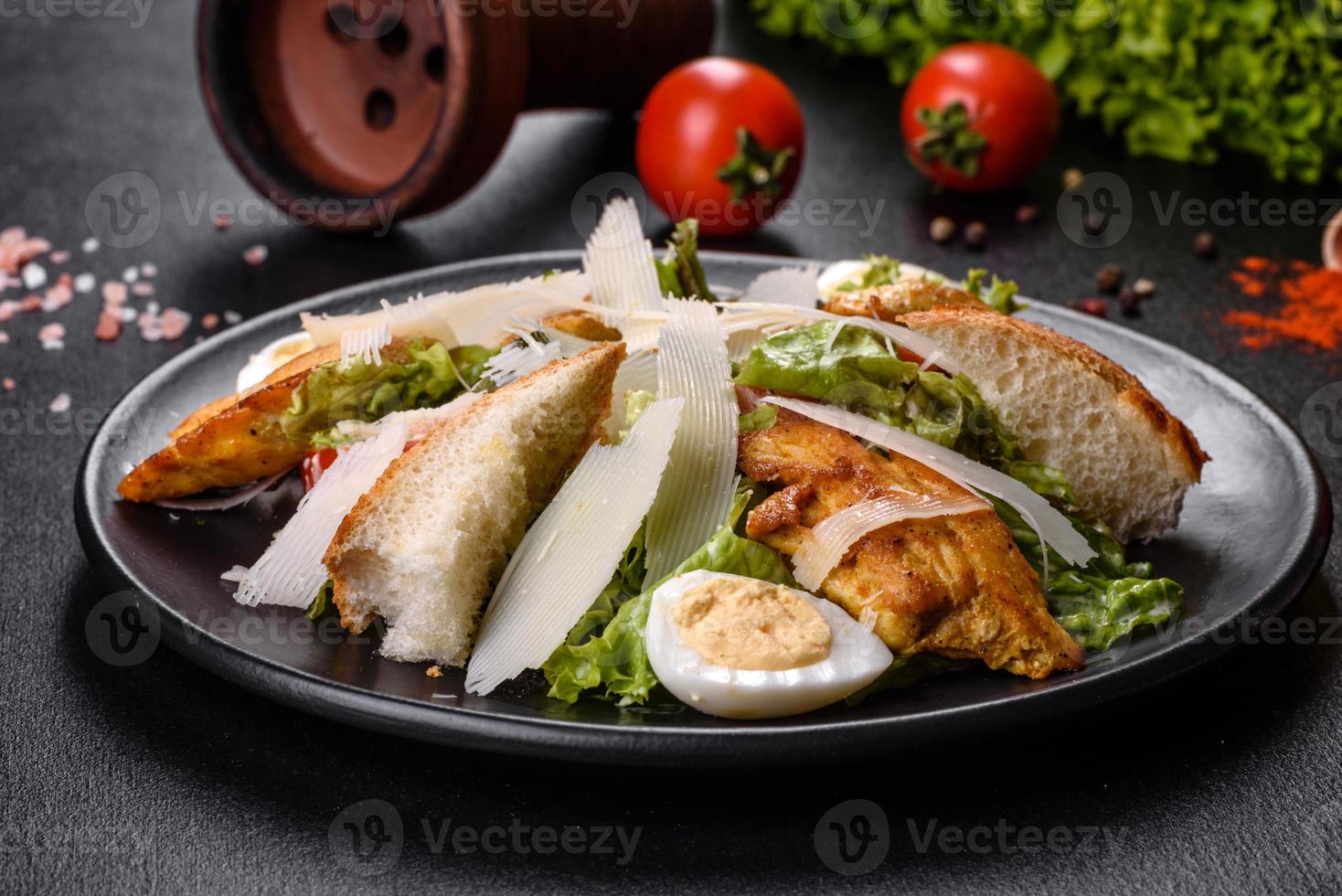 deliciosa salada caesar fresca com carne de frango, pão ralado, tomate e folhas de alface foto