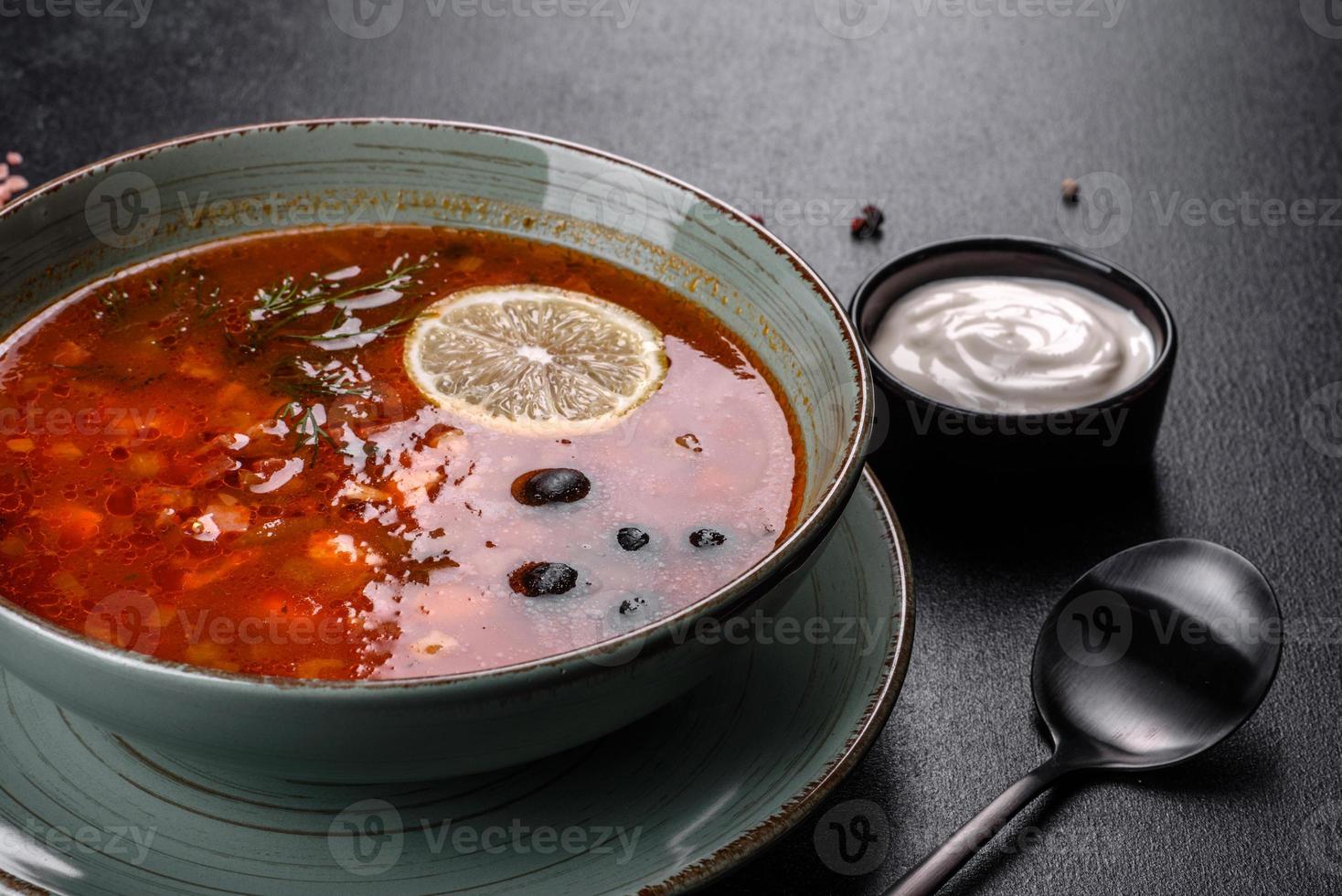 deliciosa sopa quente fresca com tomate e carne em um prato de cerâmica. sopa miscelânea foto