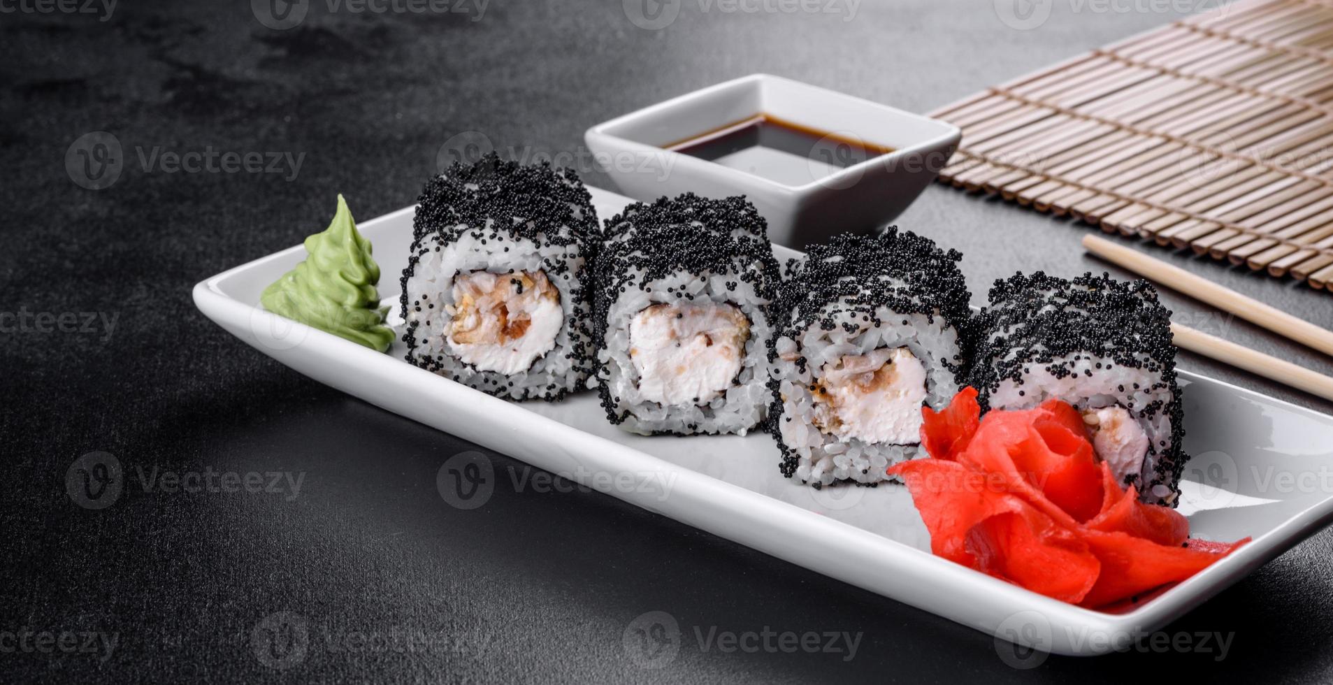 sushi roll sushi com camarão, abacate, cream cheese, gergelim. menu de sushi foto