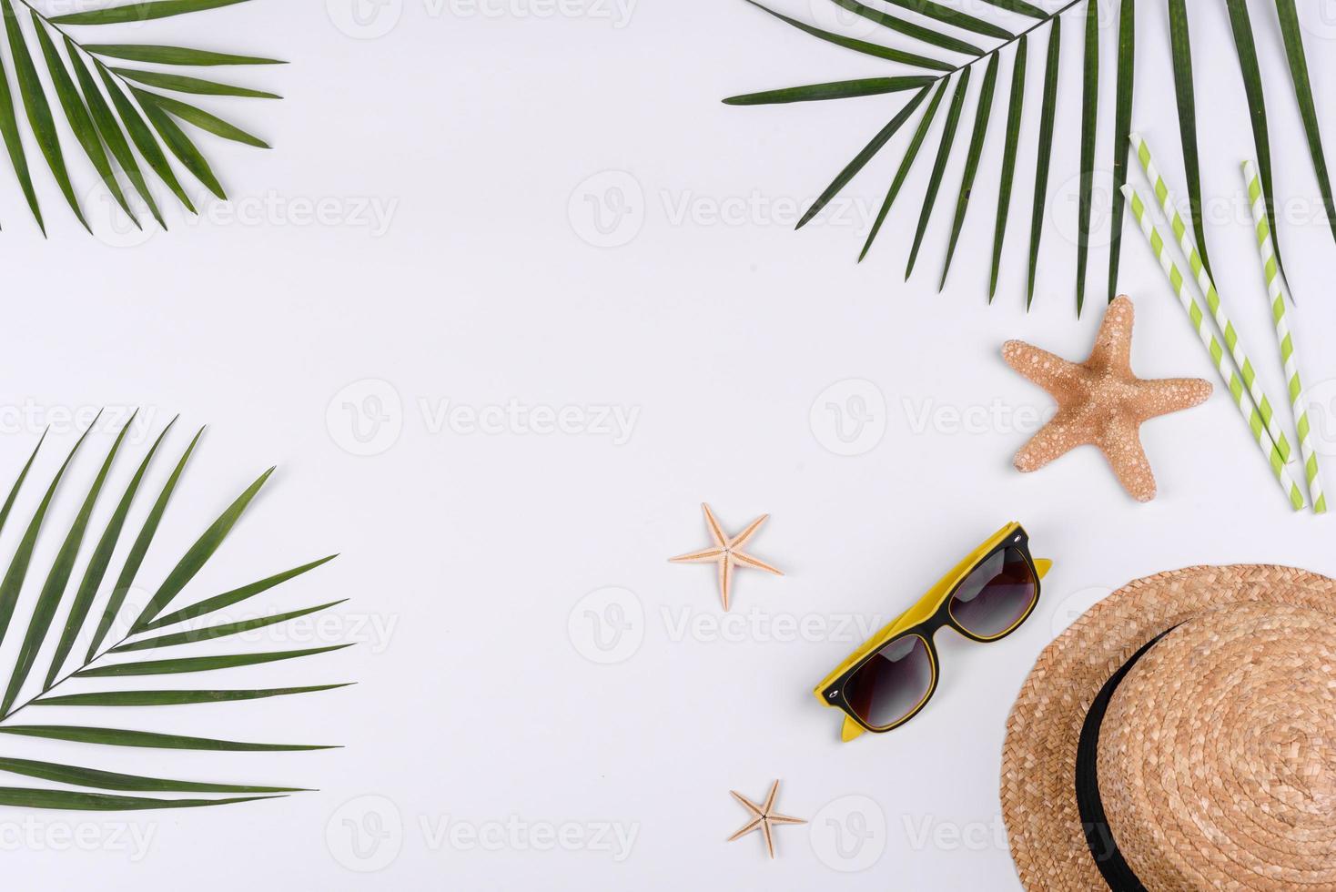 acessórios de praia, óculos e chapéu com conchas e estrelas do mar em um fundo colorido foto
