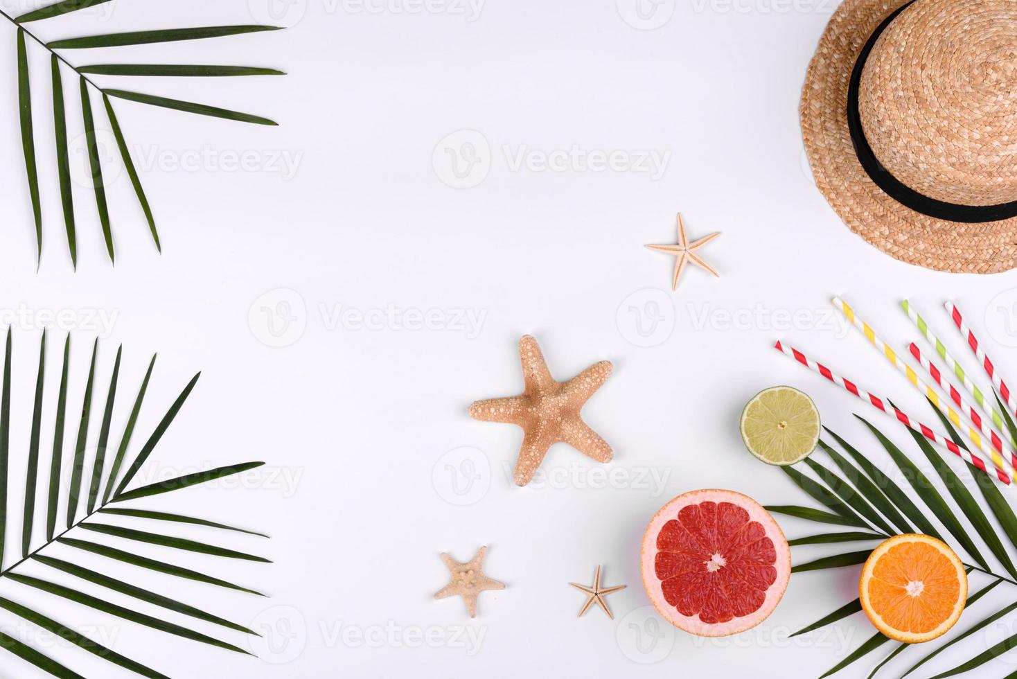 acessórios de praia, óculos e chapéu com conchas e estrelas do mar em um fundo colorido foto