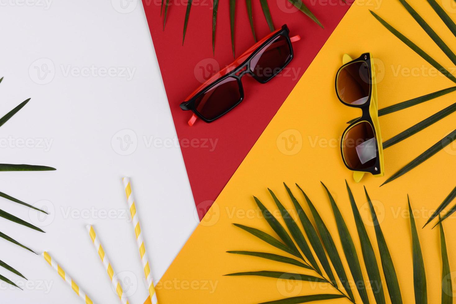 acessórios de praia, óculos e chapéu com conchas e estrelas do mar em um fundo colorido foto