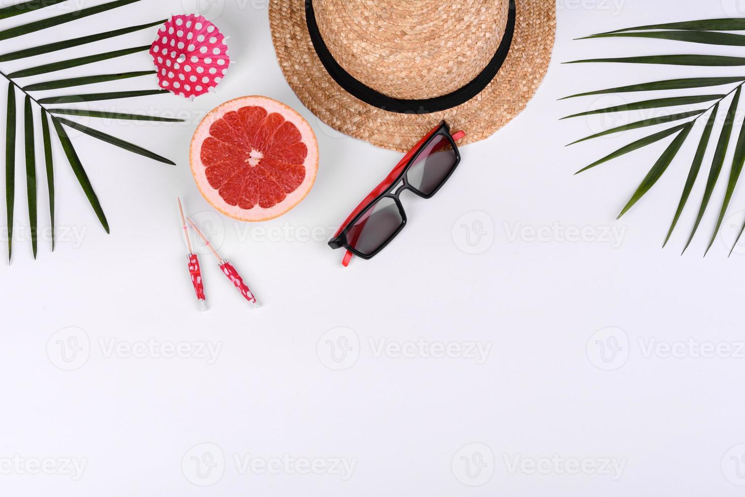 acessórios de praia, óculos e chapéu com conchas e estrelas do mar em um fundo colorido foto