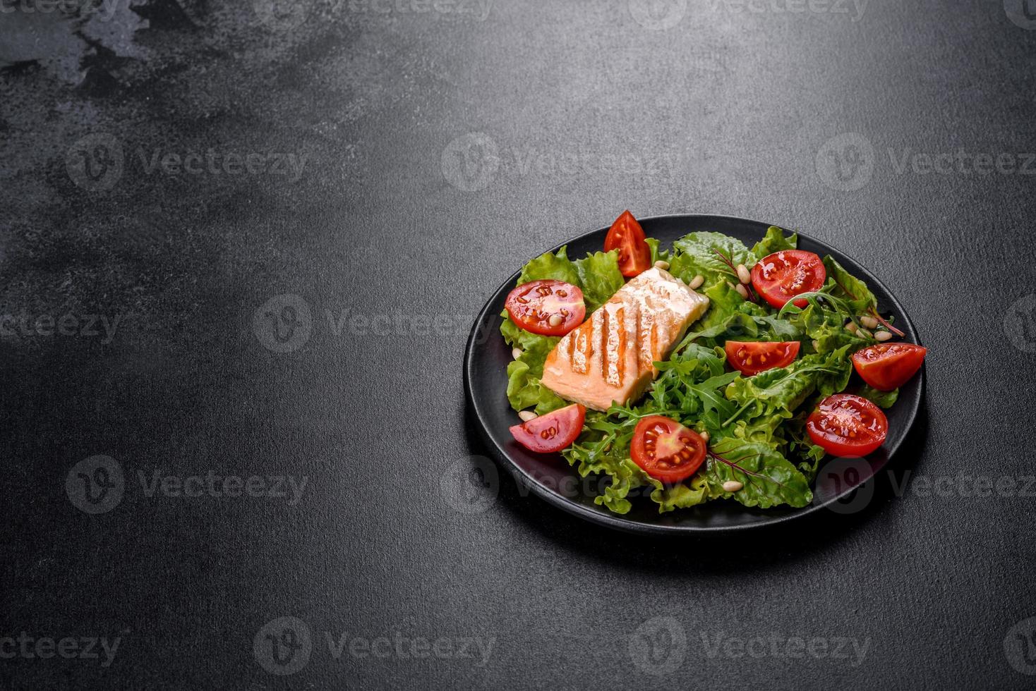 deliciosa salada fresca com peixe, tomate e folhas de alface foto