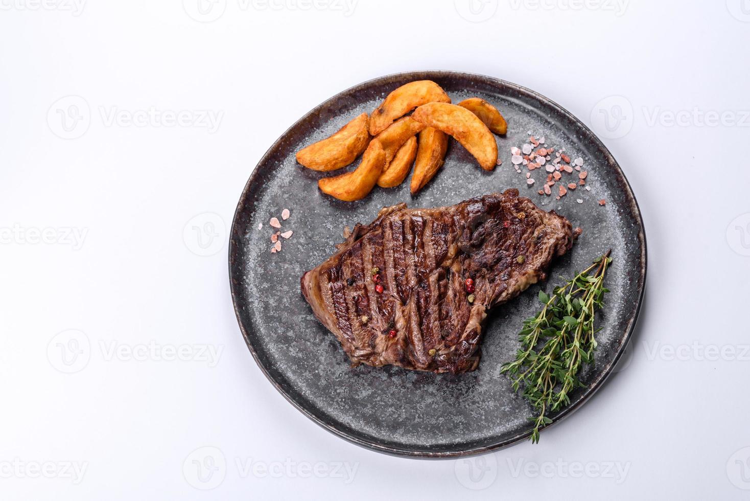 delicioso bife suculento fresco com especiarias e ervas em um fundo branco foto