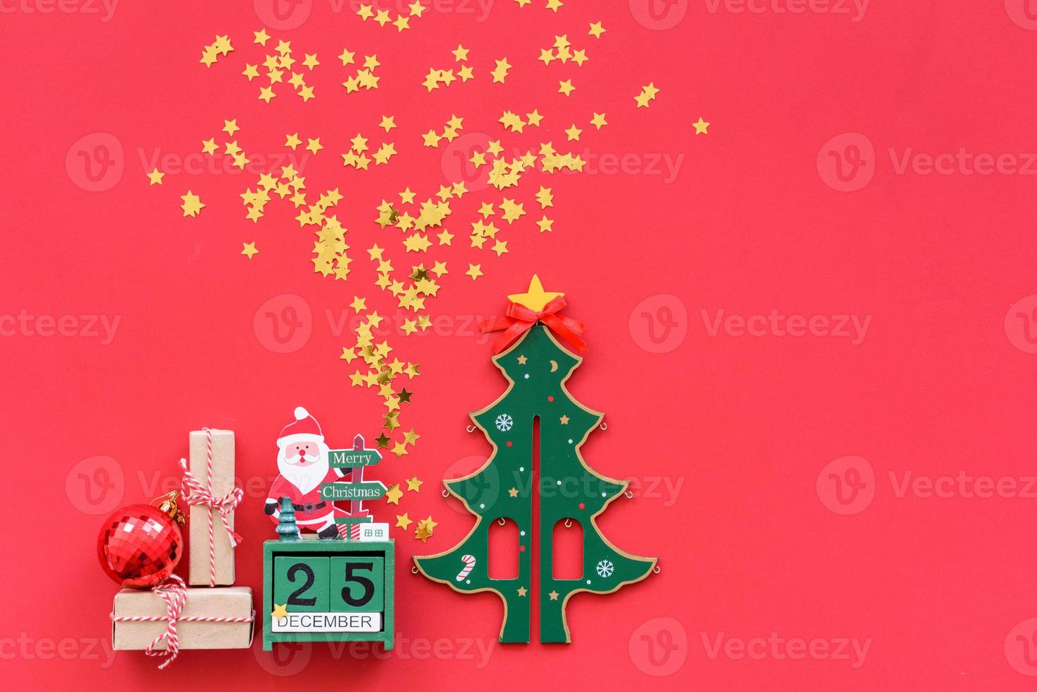 decorações de natal vermelhas, galhos de árvores de abeto em fundo vermelho foto