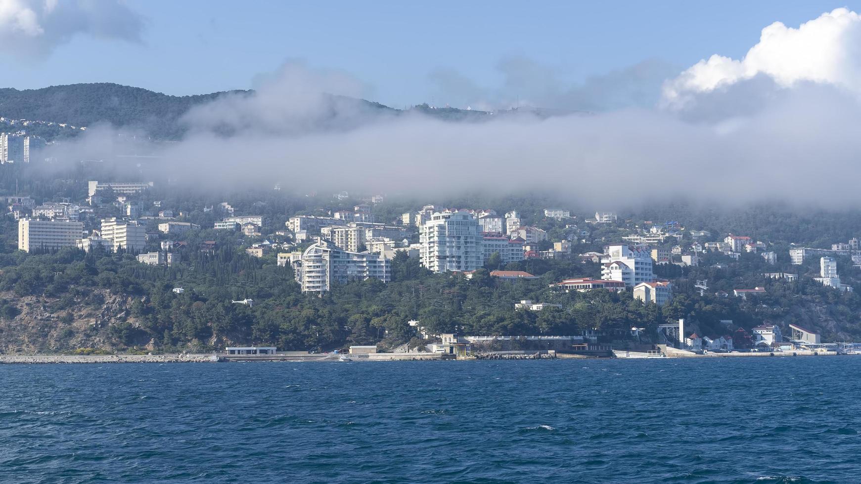 vista do mar com vista para a costa de yalta foto