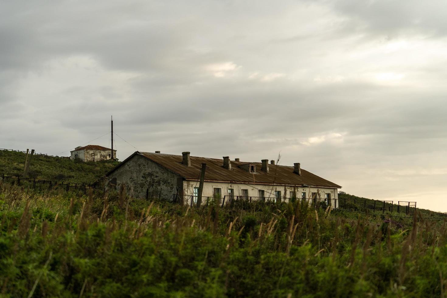 paisagem com velhas casas abandonadas. foto