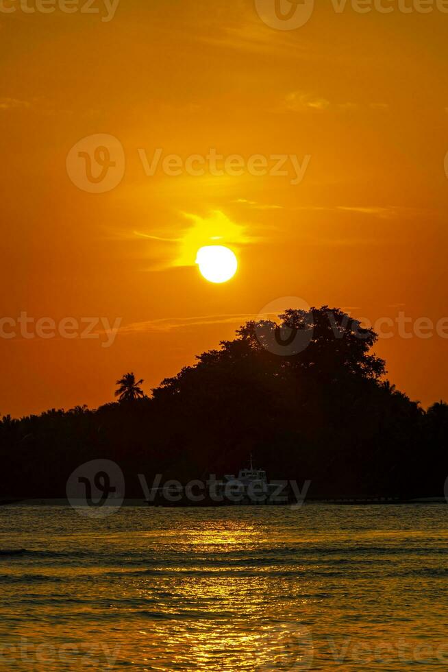 kuramathi Maldivas tropical paraíso ilha pôr do sol Visão a partir de rasdhoo. foto