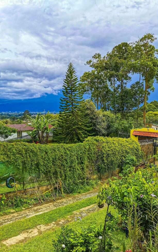 bela montanha paisagem cidade panorama floresta árvores natureza costa rica. foto