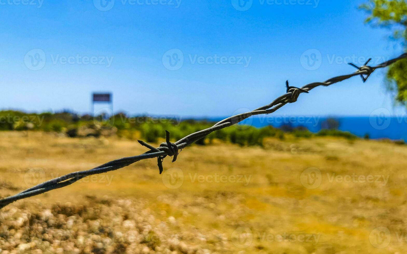 natureza de praia e deserto atrás farpado fio cerca e correntes. foto