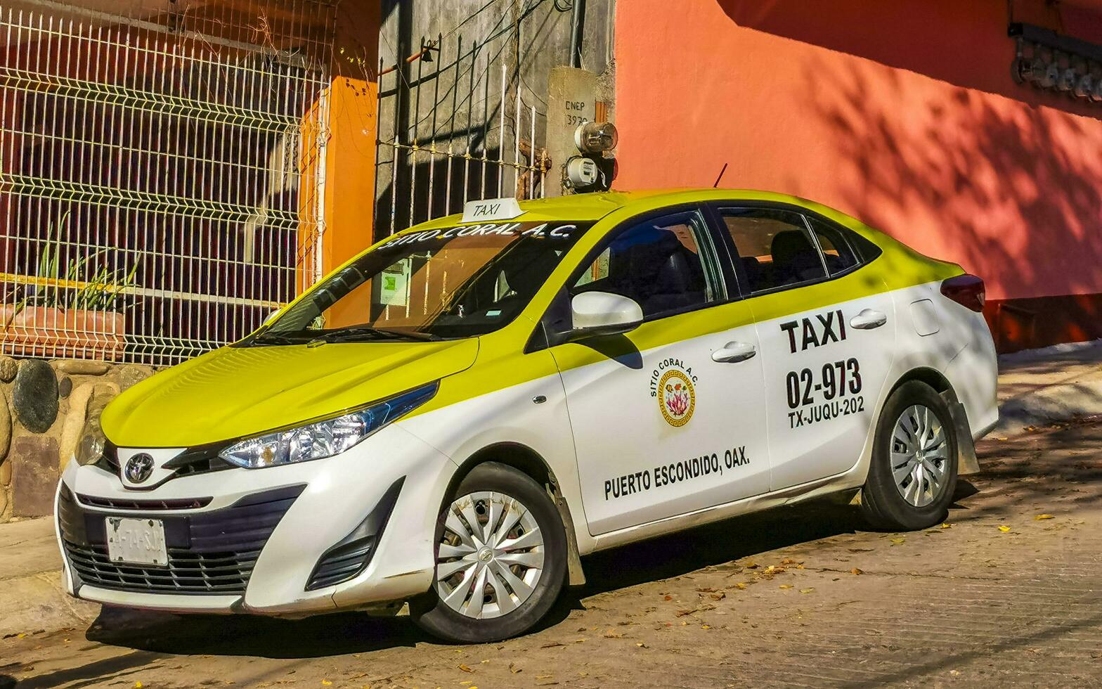 porto escondido oaxaco México 2023 colorida Táxi táxi carro e transporte dentro porto escondido México. foto